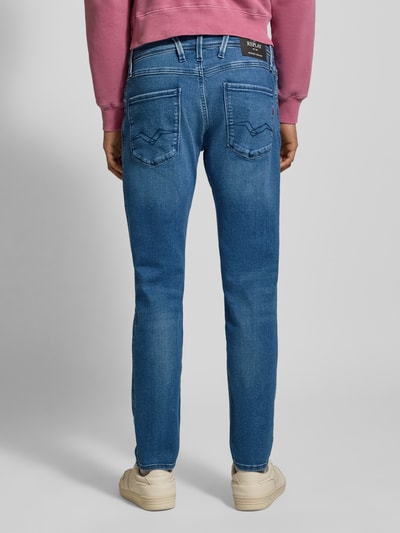 Männermodel trägt Slim Fit Jeans mit Eingrifftaschen Modell 'ANBASS' von Replay, Used-Look, Baumwoll-Mix, Ganzkörperansicht Rückansicht.