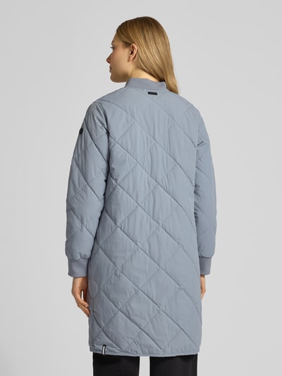 Modelka kobieca nosi szarą steppjacke z dwukierunkowym zamkiem, model 'YMAL2' od khujo, krój regular fit, zdjęcie całopostaciowe z tyłu.