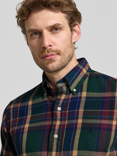 Mężczyzna nosi koszulę casualową Custom Fit Freizeithemd aus reiner Baumwolle von Polo Ralph Lauren w zielono-granatową kratę, wyraźna tekstura tkaniny, zbliżenie na górną część ciała, kontekst: Herren Freizeithemd von Polo Ralph Lauren