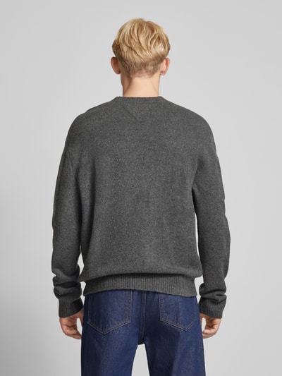 Tommy Jeans Regular fit gebreide pullover met labelstitching Grafiet - 5