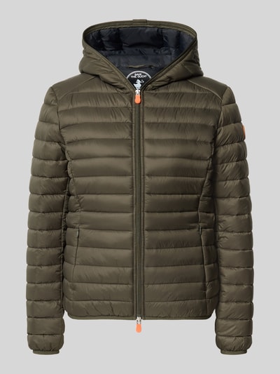Produktfoto, olivgrüne Steppjacke mit Kapuze, Zweiwege-Reißverschluss, Reißverschlusstaschen, Modell 'DAISY' von Save The Duck, glatte Oberfläche, Damen Slim Fit, kurzer Schnitt