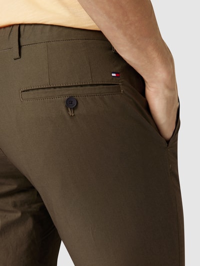 Tommy Hilfiger Pants Straight Fit Chino mit Label-Details Modell 'Denton' Oliv 3