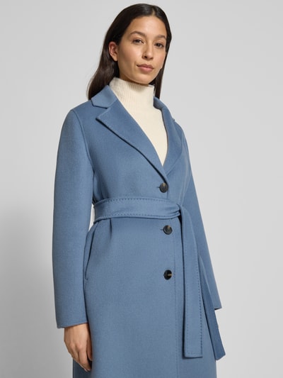 Frauenmodel trägt Mantel mit Reverskragen Modell 'PANCIA' von Marella aus blauem Woll-Mix mit Taillengürtel, Knopfleiste, Eingrifftaschen, taillierter Schnitt, Nahaufnahme Oberkörper.