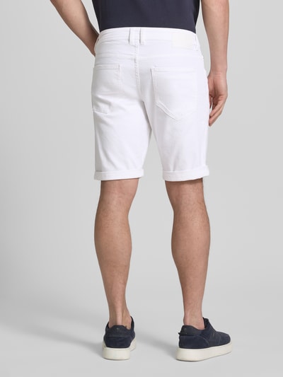 Männermodel trägt Slim Fit Jeansshorts aus Baumwoll-Mix von Tom Tailor in Weiß mit 5-Pocket-Design, Denim-Optik, Ganzkörperansicht Rückansicht.