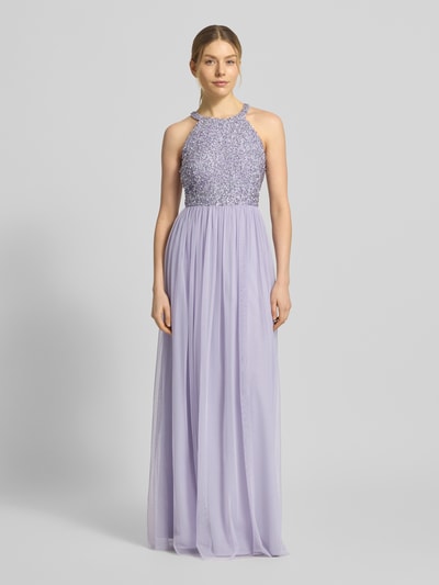 Frauenmodel trägt Abendkleid mit Strasssteinbesatz und Rundhalsausschnitt von Jake*s Cocktail, fliederfarben, A-Linie, Chiffon, Ganzkörperansicht von vorne