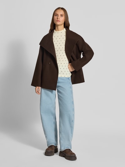 Frauenmodel trägt Regular Fit Kurzmäntel mit Stehkragen Modell 'AUGUSTA' von ONLY, unifarben, doppelreihig, Ganzkörperansicht von vorne.