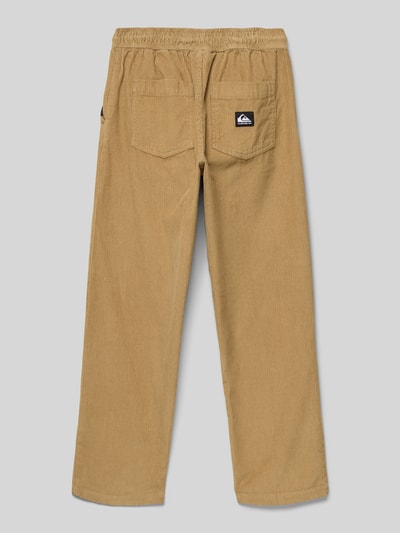Junge trägt Cordhose mit elastischem Bund Modell 'TAXER' von Quiksilver, beżowy kolor, regular fit, bawełna, widok Ganzkörperansicht Rückansicht.