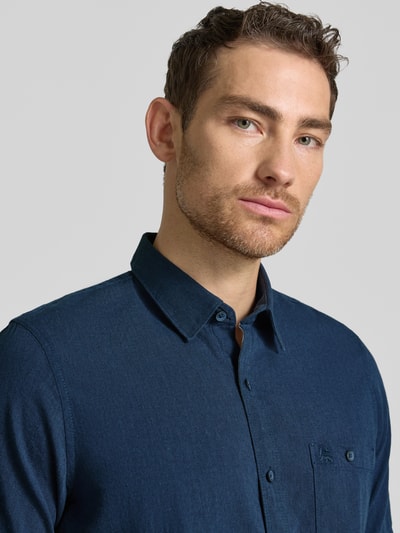 Männermodel trägt Regular Fit T-Shirt aus Baumwoll-Mix von Lerros in Dunkelblau, Struktur mit Label-Detail, Nahaufnahme Oberkörper. Rückenlänge bei Größe M: 68 cm, Schulterbreite: 43 cm, Ärmellänge: 22 cm.