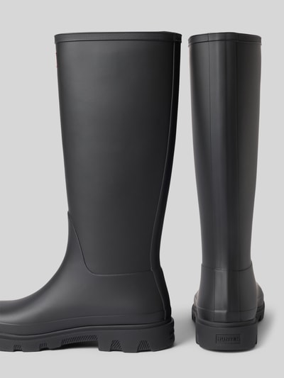 Produktfoto, Stiefel mit Logo-Detail von Hunter, czarny kolor, zaokrąglony krój, gładka faktura, profilowana podeszwa, detal z logo, wysokość obcasa 3 cm, wysokość cholewki 37 cm, szerokość w rozmiarze 40: 16 cm