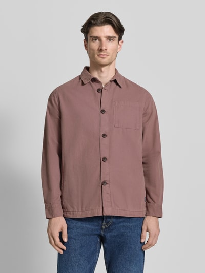 Mannelijk model draagt Regular Fit Hemdjacke aus reiner Baumwolle van Barbour in effen kleur met kraag, borstzak en manchetten, voorkantaanzicht bovenlichaam.