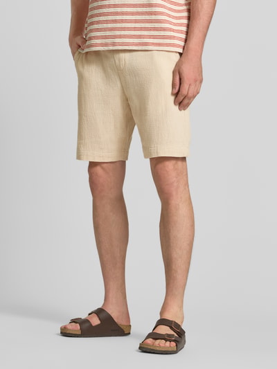 Männermodel trägt Regular Fit Sweatshorts aus reiner Baumwolle Modell 'REGCAL' von SELECTED HOMME, Optik: Unifarben, Nahaufnahme Unterkörper.