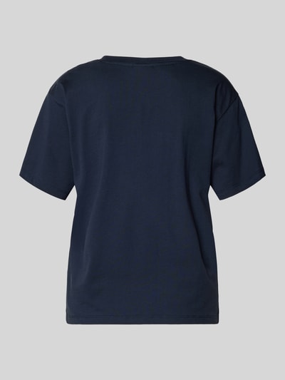 Frauenmodel trägt Regular Fit T-Shirt mit Motiv-Print von Jake*s Casual, dunkelblau, reine Baumwolle, Rundhalsausschnitt, Ganzkörperansicht Rückansicht.