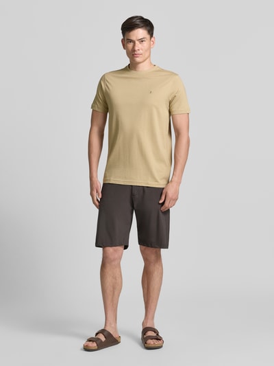 Männermodel trägt T-Shirt mit Rundhalsausschnitt und Logo-Stitching von Lerros in Beige, Regular-Fit, Reine Baumwolle, Ganzkörperansicht von vorne.