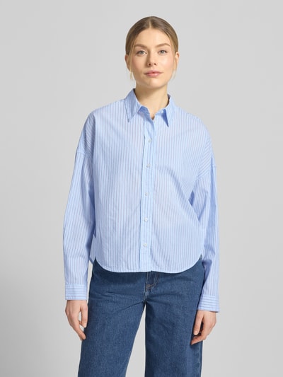 Modelka kobieca nosi Relaxed Fit Hemdbluse aus reiner Baumwolle od Marc O'Polo, niebiesko-białe paski, bawełna, widok całej sylwetki z przodu.