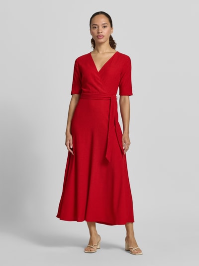Vrouwenmodel draagt Wickelkleid mit V-Ausschnitt und Bindegürtel van Zero, rood, materiaalmix met stretch, A-lijn, midi-jurk, V-hals, strikceintuur, ruglengte maat 36: 100 cm, borstwijdte 40 cm, mouwlengte 29 cm, geheel vooraanzicht.