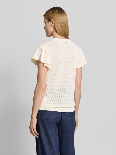 Frauenmodel trägt Strickshirt mit Lochstickerei Modell 'Ganna' von MOS MOSH in Creme, Reine Baumwolle, Gerader-Schnitt, Volantärmel, Ganzkörperansicht Rückansicht.