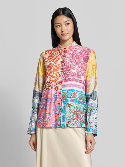 Vrouwenmodel draagt Regular Fit overhemdblouse uit zuiver viscose met overhemdkraag, doorlopende knoopsluiting, lange mouwen, ruglengte maat 36: 63 cm, mouwlengte maat 36: 16 cm, Regular Fit Hemdbluse aus reiner Viskose van Milano Italy, kleurrijke patchworkprint, gladde textuur, voorkant bovenlichaam, kleurvariatie. Nahaufnahme bovenlichaam.