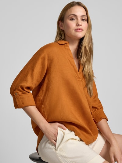 Frauenmodel trägt Regular Fit Leinenbluse mit V-Ausschnitt von Christian Berg Woman in warmem Orange, Reines Leinen, Hemdblusenkragen, Nahaufnahme Oberkörper. Rückenlänge bei Größe 36: 72 cm, Ärmellänge 58 cm.