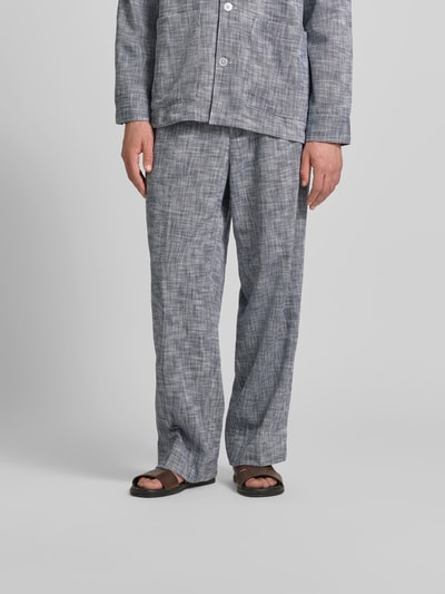 Männermodel trägt Wide Fit Stoffhose mit Bügelfalten von Officine Générale in Reine Baumwolle, graues Muster, Ganzkörperansicht von vorne.