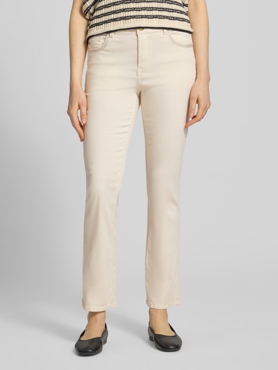 Frauenmodel trägt Flared Fit Jeans mit Lyocell-Anteil Modell 'Ashley' von MOS MOSH im hellen Farbton, Lyocell-Baumwolle-Mix, Knopf-Reißverschluss, Bundweite 39 cm, Innenbeinlänge 72 cm, Ganzkörperansicht von vorne.