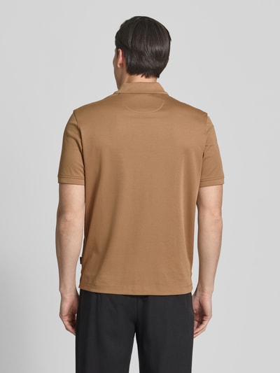 Männermodel trägt Regular Fit Poloshirt mit Brusttasche und Label-Stitching von bugatti in Braun, glatte Textur, Ganzkörperansicht Rückansicht. Herren Poloshirt, Polokragen, Knopfleiste, Rückenlänge bei Größe M 70 cm.