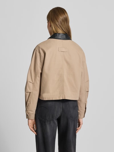 Frauenmodel trägt Jacke mit Brusttasche Modell 'SCOTTY' von Noisy May aus Reine Baumwolle im Relaxed-Fit, Rückenlänge 51 cm, Ganzkörperansicht Rückansicht.
