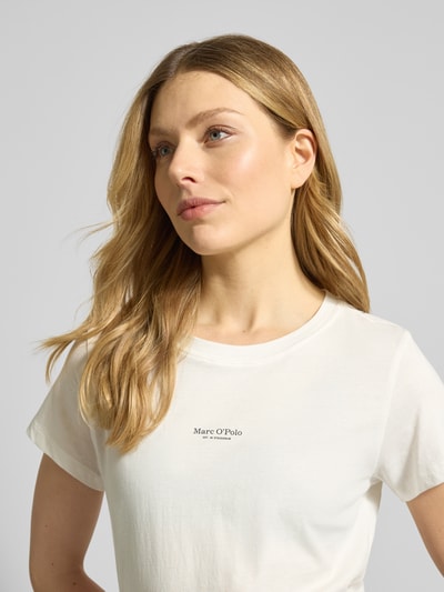 Frauenmodel trägt Regular Fit Pyjama-Oberteil aus reiner Baumwolle von Marc O'Polo, Optik: Unifarben, Label-Print, Rundhals, Kurzarm, Nahaufnahme Oberkörper