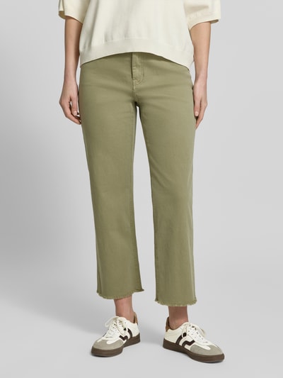 Frauenmodel trägt Straight Fit Jeans aus Baumwoll-Mix Modell 'KAROLIN' von s.Oliver RED LABEL, Optik: Unifarben, Cropped, Ganzkörperansicht von vorne.