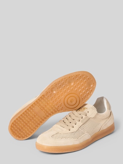 Produktfoto, Sneaker aus Leder mit Schnürung Modell 'Estella' von Steve Madden in Beige, abgerundete Spitze, Gummisohle, strukturierte Oberfläche.