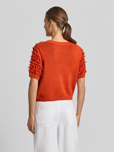 Frauenmodel trägt Strickpullover mit Rundhalsausschnitt und 1/2-Arm von Oui in Orange, Struktur-Strick, Gerader-Schnitt, Gerippte-Abschlüsse, Reine Baumwolle, Rückenansicht Ganzkörperansicht.