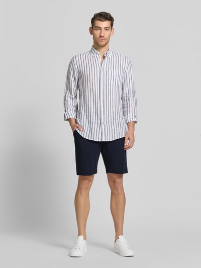 Männermodel trägt Shorts aus Baumwolle mit Strukturmuster von Christian Berg Men, Regular-Fit, elastischer Bund, Ganzkörperansicht von vorne.