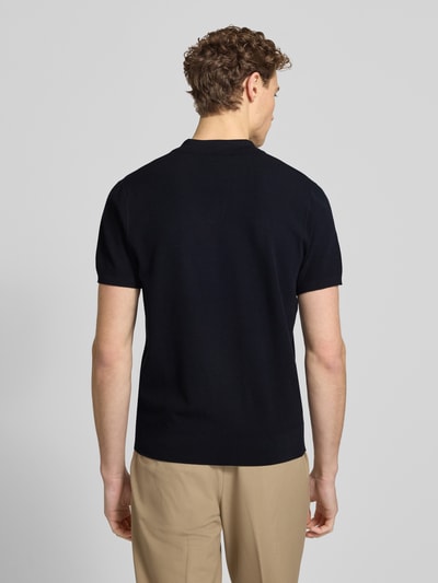 Männermodel trägt Regular Fit Poloshirt aus Lyocell-Mix mit Seiden-Anteil von Profuomo, dunkelblau, Strukturmuster, Rückenansicht.
