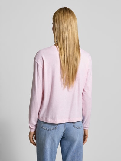 Frauenmodel trägt Longsleeve mit geripptem Rundhalsausschnitt von American Vintage in zartem Rosa, lockerer Schnitt, Rückansicht, Baumwoll-Modal-Mix mit Stretch-Anteil.
