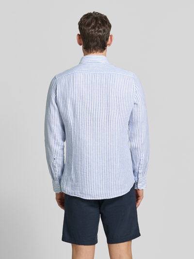 Männermodel trägt Slim Fit Business-Hemd mit Kentkragen von SEIDENSTICKER, aus Reinem Leinen, Allover-Look, Ganzkörperansicht Rückansicht. Rückenlänge 76 cm, Schulterbreite 40 cm, Ärmellänge 76 cm bei Größe 40.
