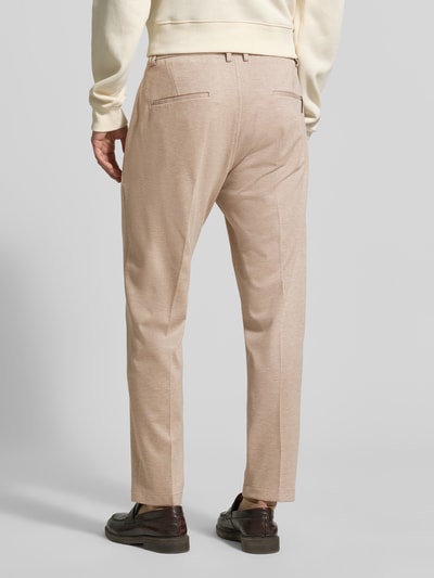Männermodel trägt Regular Fit Hose aus Viskose-Mix Modell 'CIJUNO-O' von CINQUE in Beige mit Bundfalten und Knopfverschluss, Ganzkörperansicht Rückansicht.