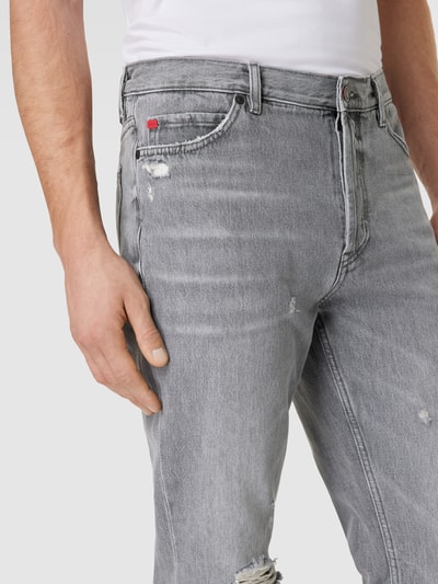 HUGO Tapered Fit Jeans im Destroyed-Look Mittelgrau 3