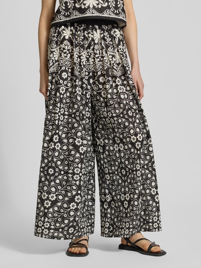 Vrouwenmodel draagt Regular Fit Hosenrock uit zuivere katoen model 'PALANCA' van Weekend Max Mara met allover patroon, high waist, elastische tailleband, zij-ingestoken zakken, zwarte en witte tinten, textuur van licht katoen, vooraanzicht full body.