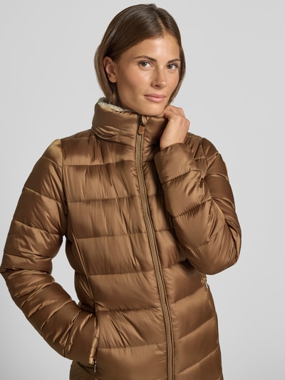 Frauenmodel trägt Steppmantel mit abnehmbarer Kapuze Modell 'CLELIA' von Save The Duck in Braun, gesteppt, glänzende Textur, Nahaufnahme Oberkörper.