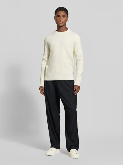 Männermodel trägt Stoffhose mit Bügelfalte Modell 'LEON' von Antony Morato, dunkel gestreift, Wide Fit, Ganzkörperansicht von vorne.