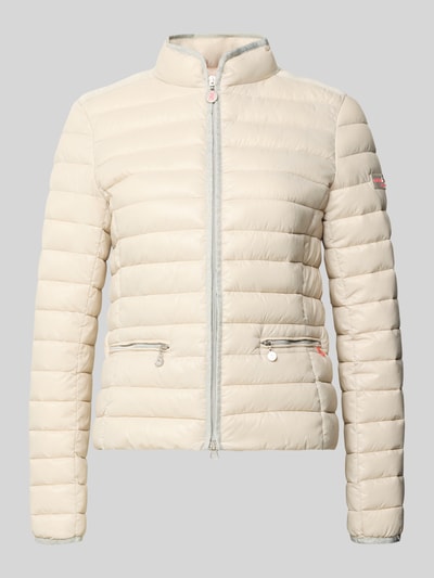 Produktfoto, Steppjacke mit Reißverschlusstaschen Modell 'SISTER JUDY' von Frieda & Freddies, cremefarben, dezente Steppnähte, Slim Fit, Stehkragen, glatte Textur, Rückenlänge 56 cm, Schulterbreite 41 cm, Brustweite 47 cm, Ärmellänge 61 cm