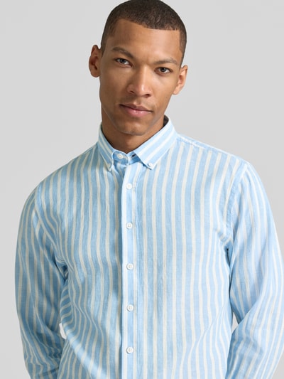 Männermodel trägt Relaxed Fit Freizeithemd mit Button-Down-Kragen von Lindbergh im Leinen-Baumwoll-Mix mit Knopfleiste, Nahaufnahme Oberkörper.