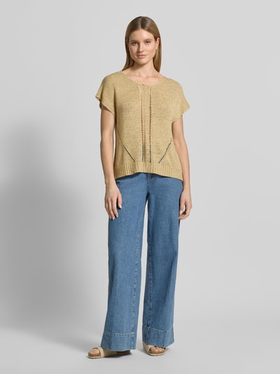 Kobiece modelka nosi Strickshirt mit Kappärmeln Modell 'CARYNN' von Soyaconcept, krój relaxed fit, okrągły dekolt, długość tyłu 58 cm, długość rękawów 15 cm, widok całej sylwetki z przodu.