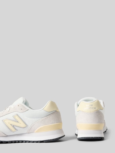 Produktfoto, Sneaker mit Schnürung Modell '515' von New Balance in Weiß und Hellgelb, abgerundete Spitze, Label-Details, Damen Sneaker, glatte und strukturierte Texturen, Absatzhöhe 3 cm, Schafthöhe 8 cm, Schaftweite 8 cm.