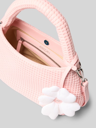 Produktfoto, Shoulder Bag in Strick-Optik von Marc Cain in Rosa mit floralem Besatz und abnehmbarem Schulterriemen, sichtbare Reißverschlusstasche, feine Struktur, Kontext: Damen Shoulder Bag, Hauptfach mit Reißverschluss, Breite 22 cm, Länge 16 cm, Tiefe 14 cm, Länge Schulterriemen 120 cm