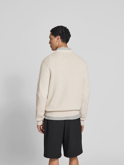 Männermodel trägt Pullover in Strick-Optik von ANNARR in Beige, Reine Baumwolle, Relaxed-Fit, elastische Abschlüsse, Rückenlänge 72 cm, Ganzkörperansicht Rückansicht.