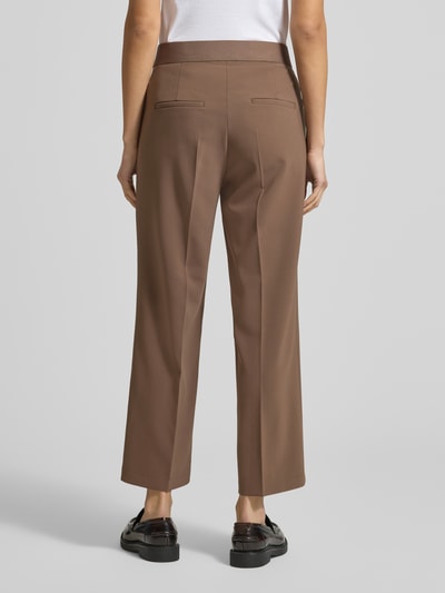 Kobiece modelka nosi spodnie materiałowe Straight Fit z ozdobnym szwem model 'Cameron' od Cambio, skrócony krój, brąz, kieszeń z tyłu, elastyczny pas, nadruk z logo, szerokość w rozmiarze 36: 39 cm, długość wewnętrzna nogawki w rozmiarze 36: 67 cm, widok całej sylwetki z tyłu