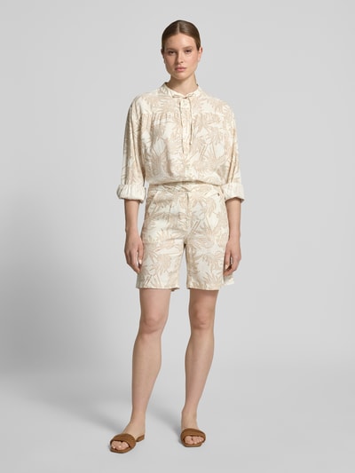 Frauenmodel trägt Bermudas aus Leinen-Mix mit Label-Detail von Fynch-Hatton in Beige mit floralen Mustern, Wide-Fit, Haken- und Reißverschluss, französische Eingrifftaschen, angedeutete Gesäßleistentaschen, Bundweite 41 cm, Innenbeinlänge 20 cm, Ganzkörperansicht von vorne.