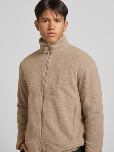 Mannelijk model draagt Regular fit fleecejack met opstaande kraag model 'JASON' van ONLY, Heren fleecejack, beige, structuur, ganzelijke voorkantsaanzicht.