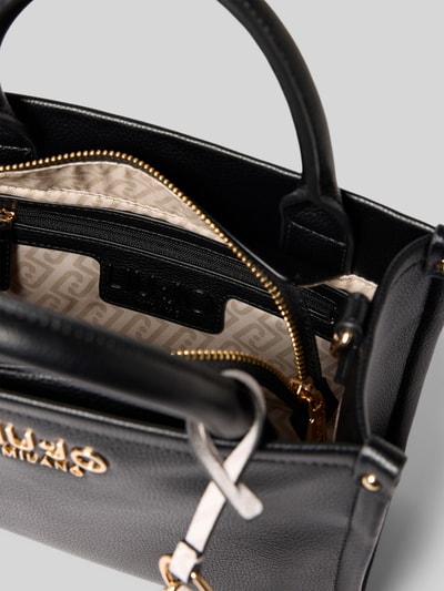 Produktfoto, Tote Bag mit Logo-Applikation Modell 'Ridhi' von Liu Jo White in Schwarz mit goldfarbenen Details, Hauptfach mit Reißverschluss, Tragehenkel und abnehmbarem Schulterriemen, Innenfutter hell mit Muster, Breite 26 cm, Länge 21 cm, Tiefe 11 cm, Länge Schulterriemen 112 cm.
