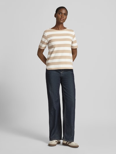 Frauenmodel trägt T-Shirt mit Viskose-Anteil und Rundhalsausschnitt von More & More, beige-weiß gestreift, gerader Schnitt, Ganzkörperansicht von vorne.
